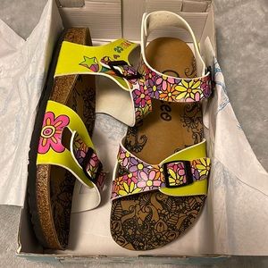 Discontinued Claceo flower sandals